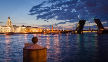 Gece cityscape nehir ve Saint-Petersburg Bridge'de.