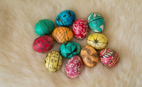 Пасхальные яйца, покрашенные традиционным способом . — стоковое фото