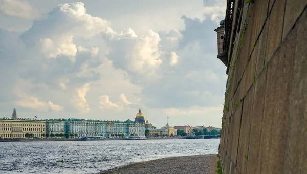 Saint-Petersburg, Russi bulutlu günde Neva Nehri'nin manzara