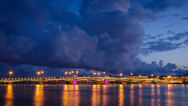 Night cityscape with river and bridge in Saint-Petersburg. — Stock Photo, Image