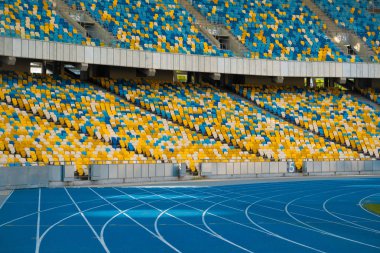 Boş renkli stadyum koltukları ve koşma parça.