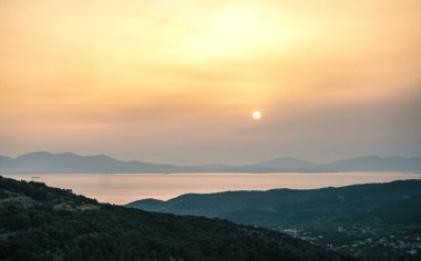 Dağlar ve deniz Aegina Island, Yunanistan gündoğumu görünümü.