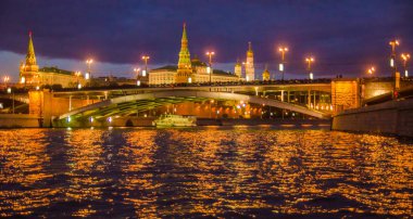 Moskova Nehri ve kremlin ile gece manzarası.