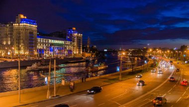 Moskova gece manzarası ile yol ve nehir.