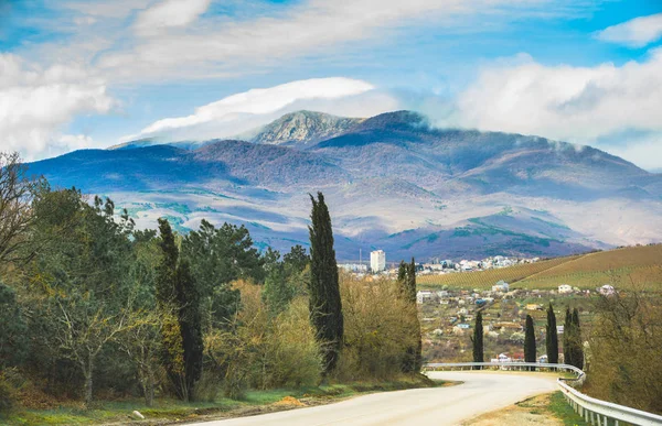 Crimea road i góry i Las krajobraz lato. — Zdjęcie stockowe