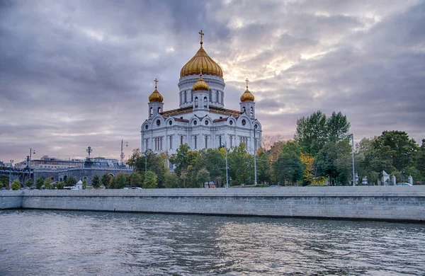 Moskova yaz yatay, nehir ve kilise İsa'nın kurtarıcı.