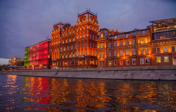 Moskova Nehri ve kırmızı Ekim Fabrikası ile gece manzarası.