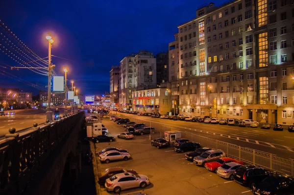 Krajobraz Moskwy z nocnym parkingiem, Rosja — Zdjęcie stockowe