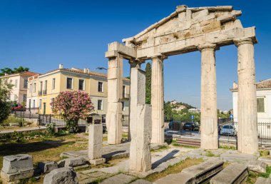 Atina sokaklarında antik kalıntılar