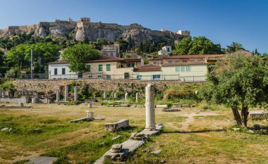 Atina sokaklarında antik kalıntılar