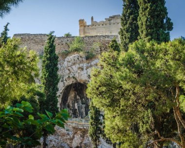 Atina sokaklarında antik kalıntılar