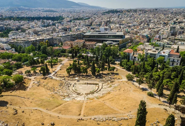 Dionysos antik tiyatro kalıntıları ve Atina panorama.