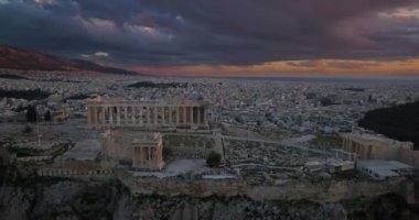 Gün batımında Atina Akropol havadan görünümü