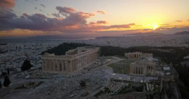 Gün batımında Atina Akropol havadan görünümü