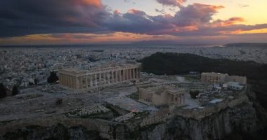 Gün batımında Atina Akropol havadan görünümü