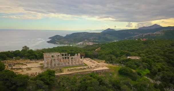 古代寺院のアフェア アパイアー アイギナ島の空撮 — ストック動画