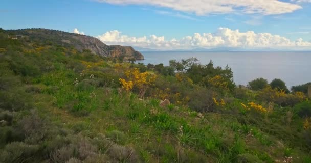 Flug Über Die Berge Der Ägina Insel Griechenland Einem Sonnigen — Stockvideo