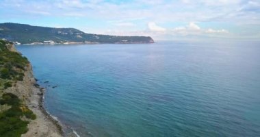 Olive grove Aegina Island, Yunanistan ile dramatik gökyüzü üzerinde uçuş.