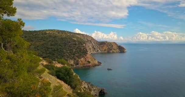 山と劇的な空を晴れた日にギリシャ エギナ島海の空中パノラマ ビュー — ストック動画