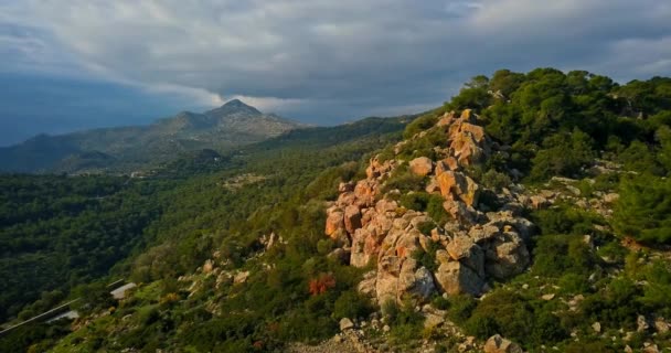 山と劇的な空を晴れた日にギリシャ エギナ島海の空撮 — ストック動画