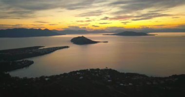 Aegina Island, Yunanistan güzel gün batımı, havadan görünümü