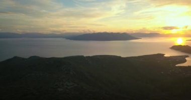 Aegina Island, Yunanistan güzel gün batımı, havadan görünümü