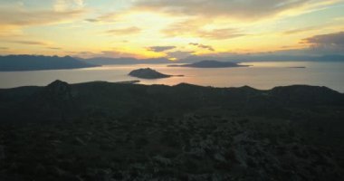 Aegina Island, Yunanistan güzel gün batımı, havadan görünümü