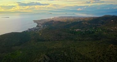 Egina Town, Yunanistan ile dramatik gökyüzü güzel gün batımı, Aegina Island Dağların üzerinden uçuş.