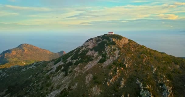 Légi Felvétel Oros Mountain Aegina Sziget Görögország Gyönyörű Naplemente Drámai — Stock videók