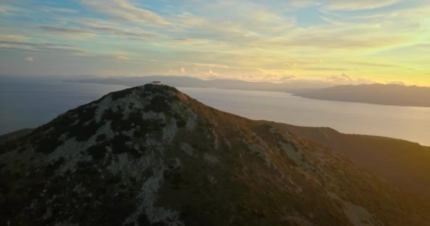 劇的な空と美しい夕暮れ時ギリシャ エギナ島オロス山の空中写真 — ストック動画