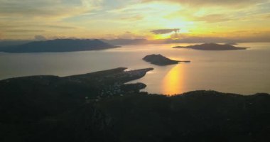 Aegina Island, Yunanistan güzel gün batımı, havadan görünümü