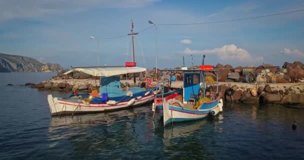 Fiskebåtar Hamnen Byn Portes Den Grekiska Aegina Saroniska Viken Grekland — Stockvideo