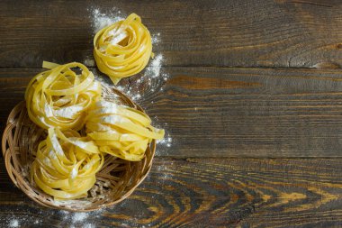 İtalyan makarna tagliatelle sepeti un tablo