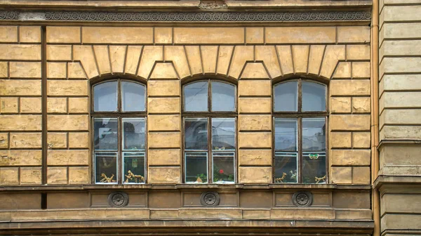 Fasad av gamla byggnad i Lviv — Stockfoto