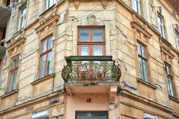 Винтажный балкон во Львове — стоковое фото