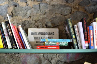 LOS ANGELES, CALIGORNIA, ABD - 7 Nisan 2014: Los Angeles sokaklarında ücretsiz kütüphane: kitaplığın kapatılması. Sistem, kullanıcılar ve serbest kitap alışverişi arasındaki güvene dayanıyor.. 