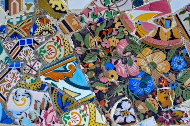 BARCELONA, İspanya - 10 Ekim 2015: Park Guell 'in duvarlarında parlak ve renkli mozaik fayanslar