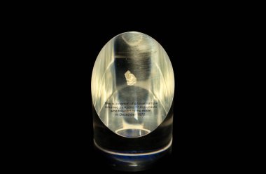 Ay örneğinin bir kısmı, Aralık 1972 'de Ay' a seyahat eden Apollo 17 astronotları tarafından Denver Doğa ve Bilim Müzesi 'nde sergilendi.