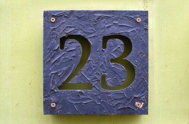 Dokulu bir metal plaka üzerindeki ev numarası yirmi üç