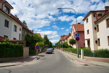 Brno Brno, Çek Cumhuriyeti - 9 Haziran 2017: güzel sokaklarında parlak mavi gökyüzü ve beyaz bulutlar ile şehir merkezine