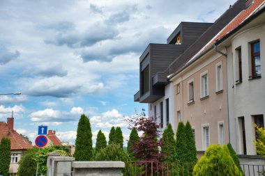 Brno Brno, Çek Cumhuriyeti - 9 Haziran 2017: güzel sokaklarında parlak mavi gökyüzü ve beyaz bulutlar ile şehir merkezine