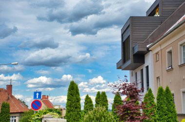 Brno Brno, Çek Cumhuriyeti - 9 Haziran 2017: güzel sokaklarında parlak mavi gökyüzü ve beyaz bulutlar ile şehir merkezine