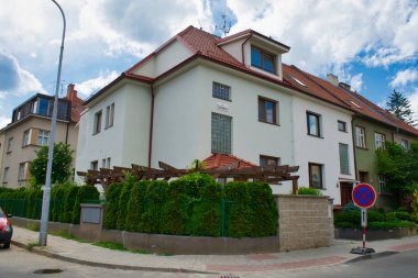 Brno Brno, Çek Cumhuriyeti - 9 Haziran 2017: güzel sokaklarında parlak mavi gökyüzü ve beyaz bulutlar ile şehir merkezine