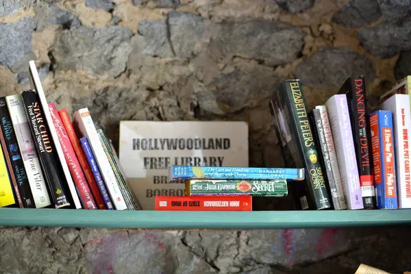 LOS ANGELES, CALIGORNIA, ABD - 7 Nisan 2014: Los Angeles sokaklarında ücretsiz kütüphane: kitaplığın kapatılması. Sistem, kullanıcılar ve serbest kitap alışverişi arasındaki güvene dayanıyor.. 