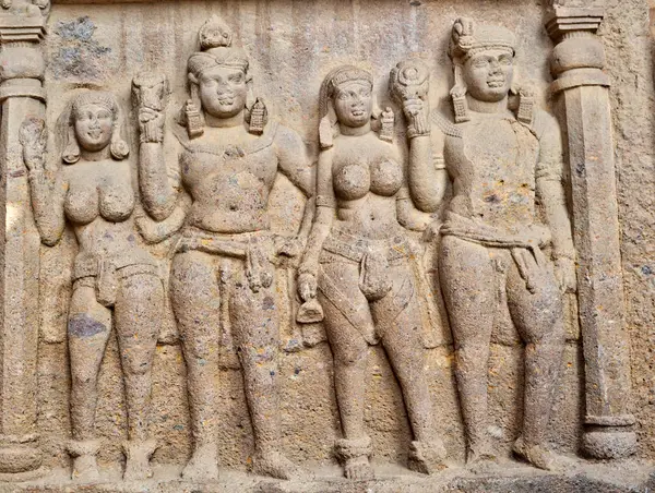 Mumbai, Hindistan 'daki Kanheri mağaralarında taş heykeller oyulmuş.
