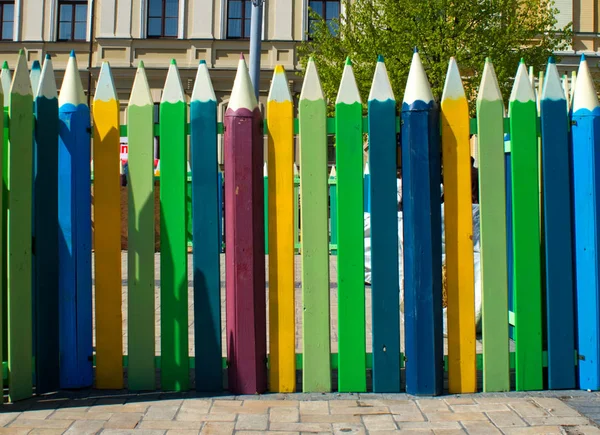 Büyük renkli kalemler ahşap çit