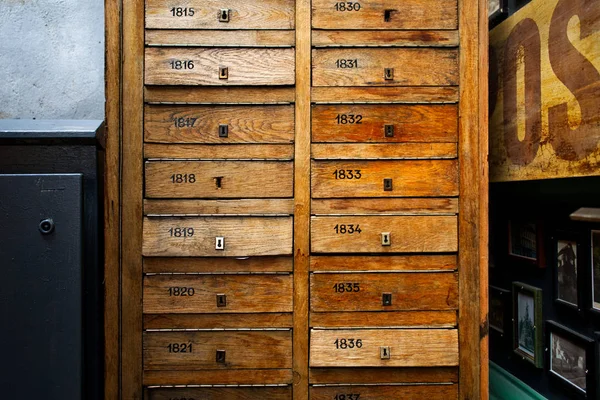 Lviv, Ukrayna - 1 Mayıs 2017: Vintage postbox Lviv şehir sokaklarında