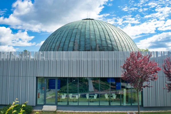 Brno, Çek Cumhuriyeti - 9 Haziran 2017: dış, Brno Planetarium ve Gözlemevi '-güzel modern bilim merkezi ve fulldome sinema