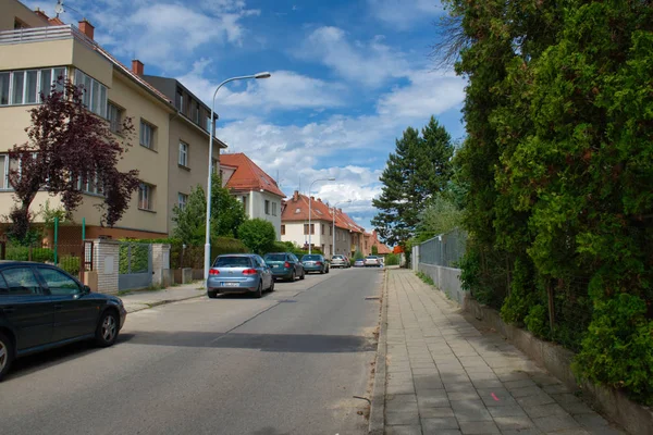 Brno Brno, Çek Cumhuriyeti - 9 Haziran 2017: güzel sokaklarında parlak mavi gökyüzü ve beyaz bulutlar ile şehir merkezine