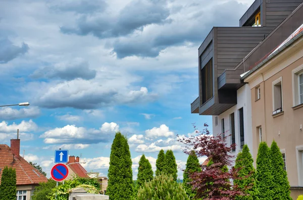 Brno Brno, Çek Cumhuriyeti - 9 Haziran 2017: güzel sokaklarında parlak mavi gökyüzü ve beyaz bulutlar ile şehir merkezine